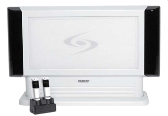 Het Lightspeed classroom audio systeem, een wit redelijk plat rechthoeking apparaat op een voet, is een ontvanger versterker met 2 speakers. Voor het apparaat staan 2 RedMike microfoons in hun opladers.