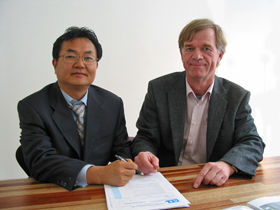 Dr Kim and Henk de Groot agree to work together.